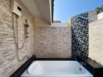 4 bed family home with private pool for sale in Hang Dong
