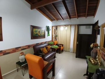 Venta hermoso Apartamento 2do piso en Navarra ( Bello )
