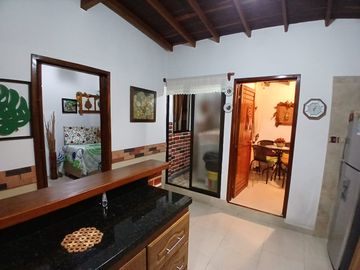 Venta hermoso Apartamento 2do piso en Navarra ( Bello )