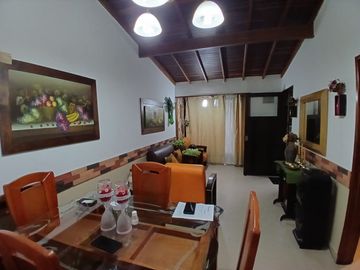 Venta hermoso Apartamento 2do piso en Navarra ( Bello )