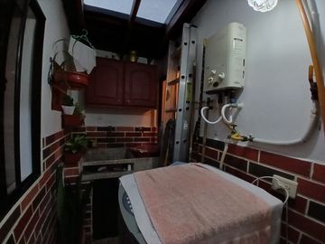 Venta hermoso Apartamento 2do piso en Navarra ( Bello )