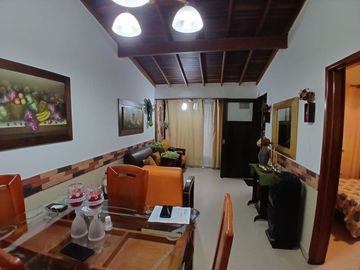 Venta hermoso Apartamento 2do piso en Navarra ( Bello )