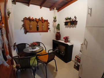 Venta hermoso Apartamento 2do piso en Navarra ( Bello )