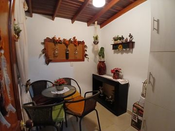 Venta hermoso Apartamento 2do piso en Navarra ( Bello )