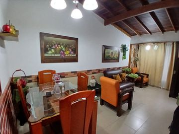 Venta hermoso Apartamento 2do piso en Navarra ( Bello )