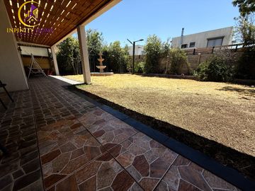 Amplia Casa Condominio Jardín Oriente Til-Til.