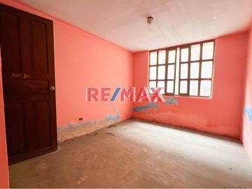 Remate De Casa Como Terreno Frente A Parque Y Loza Deportiva