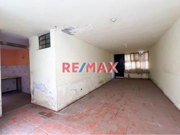 Remate De Casa Como Terreno Frente A Parque Y Loza Deportiva