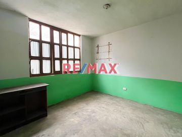 Remate De Casa Como Terreno Frente A Parque Y Loza Deportiva
