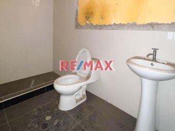 Remate De Casa Como Terreno Frente A Parque Y Loza Deportiva