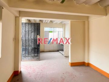 Remate De Casa Como Terreno Frente A Parque Y Loza Deportiva