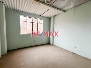 Remate De Casa Como Terreno Frente A Parque Y Loza Deportiva