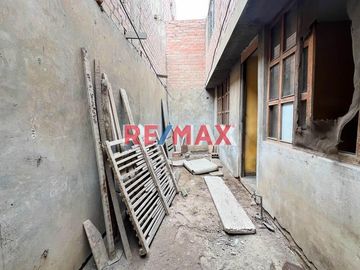 Remate De Casa Como Terreno Frente A Parque Y Loza Deportiva