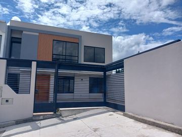CASA POR ESTRENAR DE 3 DORMITORIOS SECTOR COLEGIO BORJA VÍA A BAÑOS