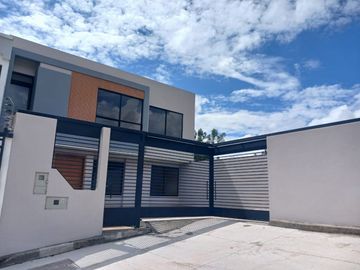 CASA POR ESTRENAR DE 3 DORMITORIOS SECTOR COLEGIO BORJA VÍA A BAÑOS