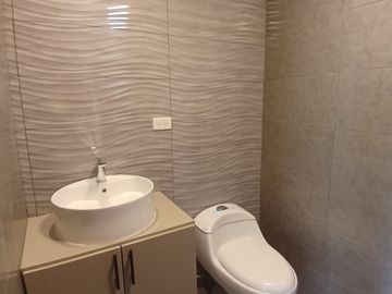 CASA POR ESTRENAR DE 3 DORMITORIOS SECTOR COLEGIO BORJA VÍA A BAÑOS