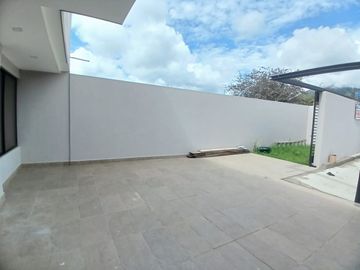 CASA POR ESTRENAR DE 3 DORMITORIOS SECTOR COLEGIO BORJA VÍA A BAÑOS