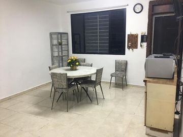 Casa con vocación comercial o residencial sobre avenida de alto flujo.