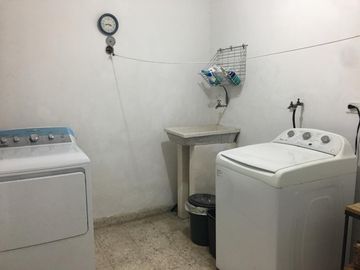 Casa con vocación comercial o residencial sobre avenida de alto flujo.