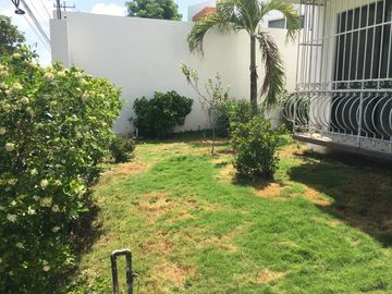 Casa con vocación comercial o residencial sobre avenida de alto flujo.