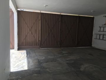 Casa con vocación comercial o residencial sobre avenida de alto flujo.