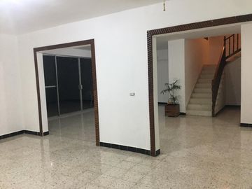 Casa con vocación comercial o residencial sobre avenida de alto flujo.