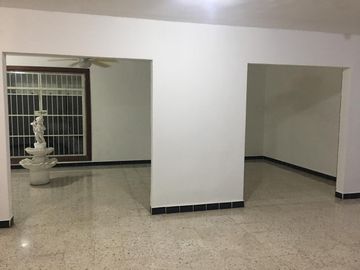 Casa con vocación comercial o residencial sobre avenida de alto flujo.