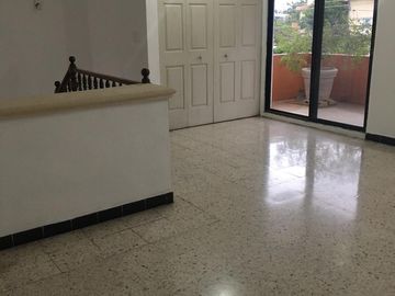 Casa con vocación comercial o residencial sobre avenida de alto flujo.