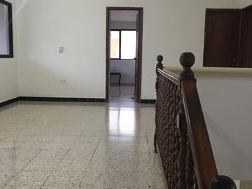 Casa con vocación comercial o residencial sobre avenida de alto flujo.