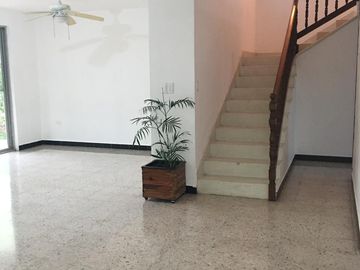 Casa con vocación comercial o residencial sobre avenida de alto flujo.