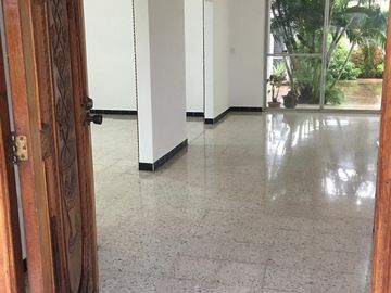 Casa con vocación comercial o residencial sobre avenida de alto flujo.