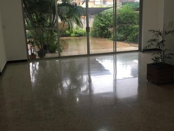 Casa con vocación comercial o residencial sobre avenida de alto flujo.