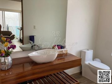 CASA EN VENTA, PORTA TOSCANA, 3 RECÁMARAS CON BAÑO, MODERNA, EQUIPADA, CON VIGILANCIA