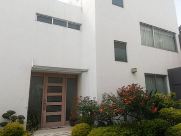 BONITA CASA BIEN UBICADA CON TODOS LOS SERVICOS