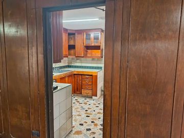 VENTA DE AMPLIA CASA EN LA FLORA