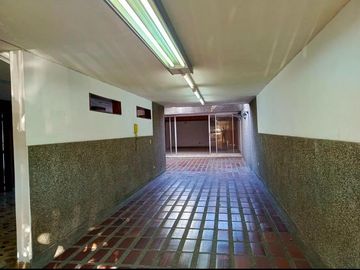 VENTA DE AMPLIA CASA EN LA FLORA