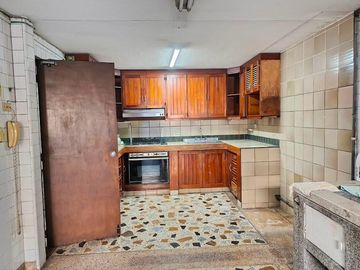 VENTA DE AMPLIA CASA EN LA FLORA