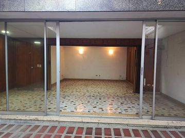 VENTA DE AMPLIA CASA EN LA FLORA