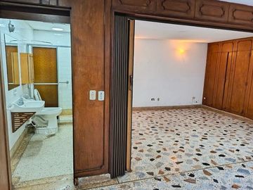 VENTA DE AMPLIA CASA EN LA FLORA