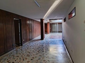 VENTA DE AMPLIA CASA EN LA FLORA