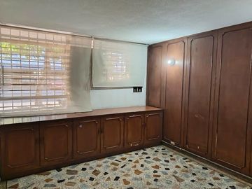 VENTA DE AMPLIA CASA EN LA FLORA