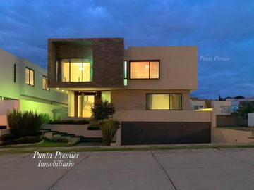 Casa de Lujo Puerta Aqua en Venta Av Universidad como Nueva Zona Dorada Andares Zapopan Punta Premier