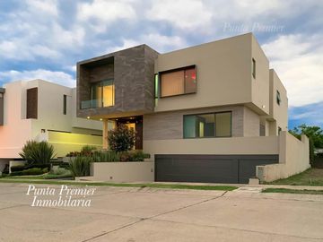 Casa de Lujo Puerta Aqua en Venta Av Universidad como Nueva Zona Dorada Andares Zapopan Punta Premier