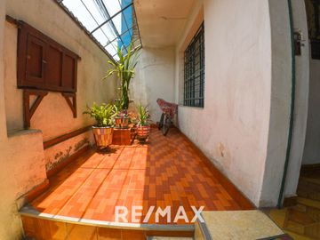 Se Vende Casa Primer Piso De 181M2 Incluido Triplex En Patio Interno - Sjl