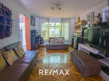 Se Vende Casa Primer Piso De 181M2 Incluido Triplex En Patio Interno - Sjl