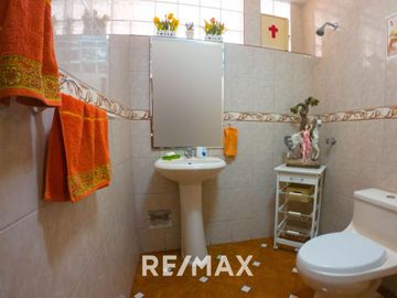 Se Vende Casa Primer Piso De 181M2 Incluido Triplex En Patio Interno - Sjl