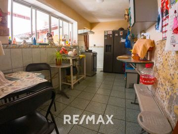 Se Vende Casa Primer Piso De 181M2 Incluido Triplex En Patio Interno - Sjl