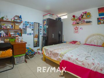 Se Vende Casa Primer Piso De 181M2 Incluido Triplex En Patio Interno - Sjl