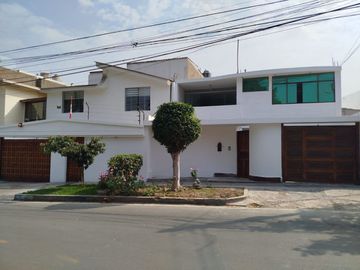 VENTA DE CASA FRENTE A PARQUE EN LAS VIÑAS DE LA MOLINA