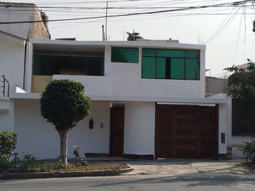 VENTA DE CASA FRENTE A PARQUE EN LAS VIÑAS DE LA MOLINA
